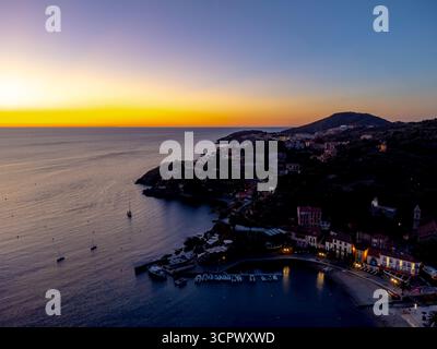 Tôt le matin vue aérienne de Collioure colorée, rues étroites, ville de destination de vacances d'été avec des buidings historiques, plages, Pyrénées-Orienta Banque D'Images