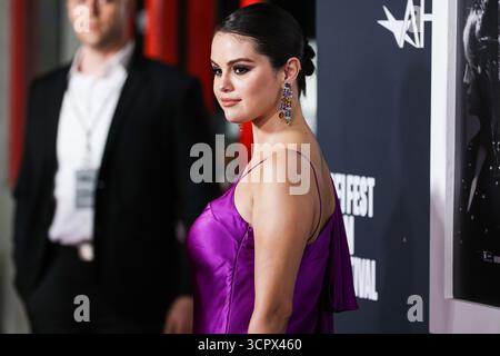(FILE) Selena Gomez épouse le producteur de musique Benny Blanco le samedi 27 septembre 2025 à Santa Barbara, Californie. HOLLYWOOD, LOS ANGELES, CALIFORNIE, États-Unis - 2 NOVEMBRE : L'actrice, chanteuse, productrice et femme d'affaires américaine Selena Gomez portant Rodarte arrive au AFI Fest 2022 - première mondiale de la soirée d'ouverture des films originaux d'Apple 'Selena Gomez : My Mind and me' qui s'est tenue au TCL Chinese Theatre IMAX le 2 novembre 2022 à Hollywood, Los Angeles, Californie, États-Unis. (Photo de Xavier Collin/image Press Agency) Banque D'Images