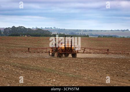 réservoir de pulvérisation de tracteur, pesticides chimiques de distribution efficace, agriculture moderne dans le domaine, communautés rurales, Banque D'Images