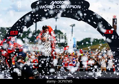 Motegi, Japon. 28 septembre 2025. Marc Marquez, coureur de l'équipe Ducati Lenovo, célèbre être devenu champion du monde après la course lors du Grand Prix de Motul 2025. (Photo de Stephen BlackBerry/SOPA images/SIPA USA) crédit : SIPA USA/Alamy Live News Banque D'Images