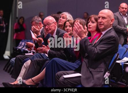 28 septembre 2025. Le premier ministre Sir Keir Starmer prend la parole lors du premier jour de la conférence travailliste à Liverpool. Keir Starmer était assis à côté du leader adjoint David Lammy qui, avec les membres du cabinet présents dans l’auditoire, a applaudi et accueilli Charlotte Hennessy, dont le père James faisait partie des 97 morts dans la tragédie de Hillsborough. Keir embrassa Charlotte alors qu'elle arrivait sur scène pour parler. Liverpool UK photo : garyrobertsphotography crédit : GaryRobertsphotography/Alamy Live News Banque D'Images