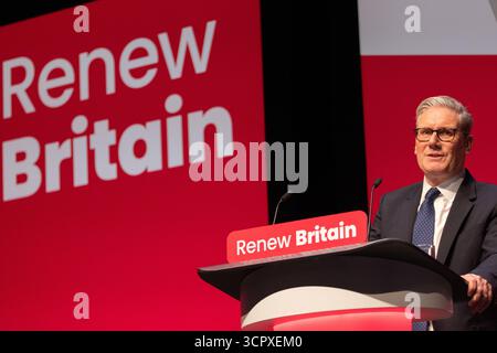 28 septembre 2025. Le premier ministre Sir Keir Starmer prend la parole lors du premier jour de la conférence travailliste à Liverpool. Keir Starmer était assis à côté du leader adjoint David Lammy qui, avec les membres du cabinet présents dans l’auditoire, a applaudi et accueilli Charlotte Hennessy, dont le père James faisait partie des 97 morts dans la tragédie de Hillsborough. Keir embrassa Charlotte alors qu'elle arrivait sur scène pour parler. Liverpool UK photo : garyrobertsphotography crédit : GaryRobertsphotography/Alamy Live News Banque D'Images