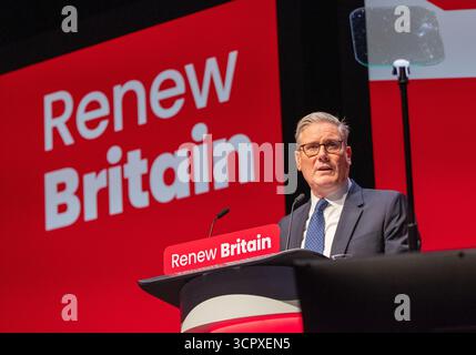 28 septembre 2025. Le premier ministre Sir Keir Starmer prend la parole lors du premier jour de la conférence travailliste à Liverpool. Keir Starmer était assis à côté du leader adjoint David Lammy qui, avec les membres du cabinet présents dans l’auditoire, a applaudi et accueilli Charlotte Hennessy, dont le père James faisait partie des 97 morts dans la tragédie de Hillsborough. Keir embrassa Charlotte alors qu'elle arrivait sur scène pour parler. Liverpool UK photo : garyrobertsphotography crédit : GaryRobertsphotography/Alamy Live News Banque D'Images