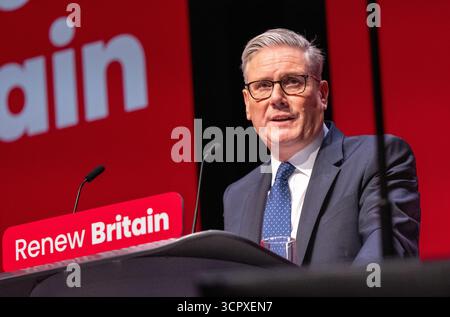 28 septembre 2025. Le premier ministre Sir Keir Starmer prend la parole lors du premier jour de la conférence travailliste à Liverpool. Keir Starmer était assis à côté du leader adjoint David Lammy qui, avec les membres du cabinet présents dans l’auditoire, a applaudi et accueilli Charlotte Hennessy, dont le père James faisait partie des 97 morts dans la tragédie de Hillsborough. Keir embrassa Charlotte alors qu'elle arrivait sur scène pour parler. Liverpool UK photo : garyrobertsphotography crédit : GaryRobertsphotography/Alamy Live News Banque D'Images