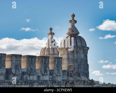 Tourelles manuélines et remparts contre le ciel - gros plan des tourelles en pierre ornées et des remparts sculptés de la tour historique de Belém, magnifiquement f Banque D'Images
