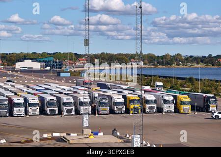 Trelleborg, Suède ; 23 septembre 2025 : remorques de fret et camions alignés au terminal de ferry TT-Line, montrant la logistique du fret maritime et l'internat Banque D'Images