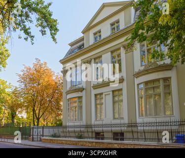 Vue rapprochée d'un bâtiment classé sur 5 rue Lendvay, Budapest, Hongrie. Banque D'Images
