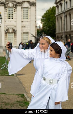 Londres, Royaume-Uni, le 27 septembre 2025, l'Old Royal Naval College et les studios Elstree sont entrés dans l'histoire, établissant un nouveau titre Guinness World Records™ pour le plus grand rassemblement de personnes habillées en personnages de cinéma et de télévision. Le samedi 27 septembre, le site du patrimoine mondial de l'UNESCO à Greenwich a été transformé en un décor de cinéma éblouissant avec 874 fans habillés en 45 personnages emblématiques – de la reine Charlotte et Jack Sparrow à Luke Skywalker, Batman et Indiana Jones., Andrew Lalchan Photography/Alamy Live News Banque D'Images