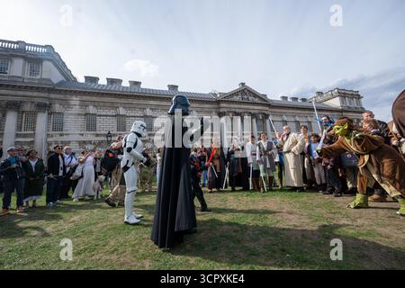 Londres, Royaume-Uni, le 27 septembre 2025, l'Old Royal Naval College et les studios Elstree sont entrés dans l'histoire, établissant un nouveau titre Guinness World Records™ pour le plus grand rassemblement de personnes habillées en personnages de cinéma et de télévision. Le samedi 27 septembre, le site du patrimoine mondial de l'UNESCO à Greenwich a été transformé en un décor de cinéma éblouissant avec 874 fans habillés en 45 personnages emblématiques – de la reine Charlotte et Jack Sparrow à Luke Skywalker, Batman et Indiana Jones., Andrew Lalchan Photography/Alamy Live News Banque D'Images