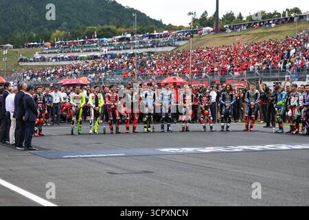 Motegi, Japon. 28 septembre 2025. Tous les coureurs assistent à la cérémonie de l'hymne national avant le Grand Prix MotoGP du Japon au Twin Ring Motegi à Motegi, Tochigi, Japon, le 28 septembre 2025. Crédit : Qian Jun/Xinhua/Alamy Live News Banque D'Images