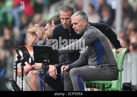 GRONINGEN, 28-09-2025, stade Euroborg, saison 2025/2026, football néerlandais Eredivisie, match entre le FC Groningen et Feyenoord, photo montrant l'entraîneur de Feyenoord Robin van Persie, entraîneur adjoint de Feyenoord Rene Hake Credit : Pro Shots/Alamy Live News Banque D'Images