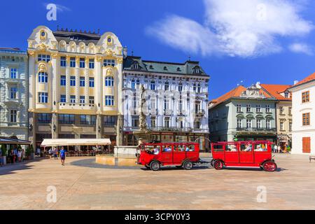 Bratislava, Slovaquie - 5 juillet 2017 : vue sur la place principale et véhicule historique pour les touristes. Banque D'Images