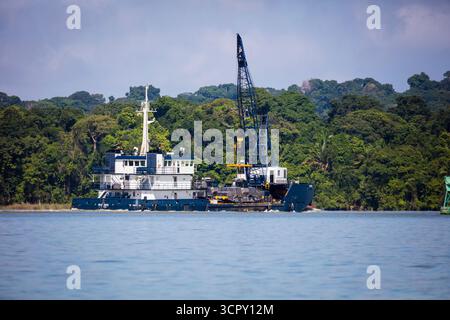 Bateau de maintenance avec grue sur le canal de Panama, République de Panama, Amérique centrale. Banque D'Images