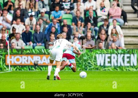 Groningen, pays-Bas. 28 septembre 2025. Groningen - Jorg Schreuders du FC Groningen, Givairo Read du Feyenoord Rotterdam lors de la septième manche de compétition de la saison Eredivisie 2025/2026. Le match se déroule entre le FC Groningen et le Feyenoord Rotterdam à de Euroborg le 28 septembre 2025 à Groningen, aux pays-Bas. Crédit : Box to Box Pictures/Alamy Live News Banque D'Images