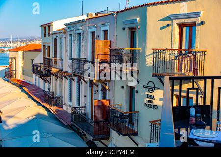 Jolis buidings rustiques jaunes et bleus et restaurants au bord de l'eau dans le vieux port dans la ville industrielle de Rethymnon, Crète en Grèce Banque D'Images