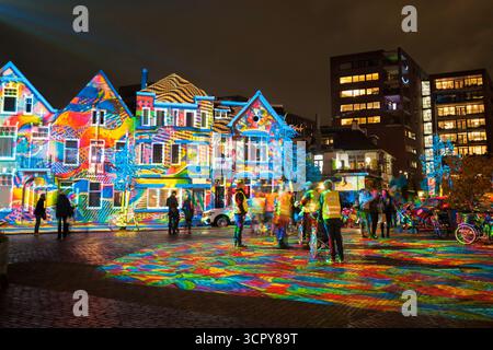 Eindhoven, pays-Bas :Square Wilhelminaplein pendant le festival d'art léger 'Glow Eindhoven avec l'œuvre d'art 'plongée dans la mer de couleurs' de Daniel Margraf. Banque D'Images