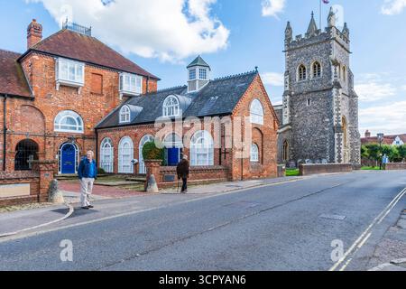 OLD AMERSHAM, Royaume-Uni - 21 SEPTEMBRE 2025 : vue sur la rue à Old Amersham avec l'église paroissiale de Mary. L'église est un bâtiment classé grade I au centr Banque D'Images