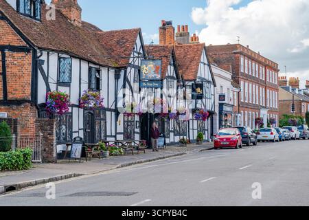 OLD AMERSHAM, Royaume-Uni - 21 SEPTEMBRE 2025 : vue sur la High Street de Old Amersham bordée de vieilles maisons historiques, boutiques et pubs Banque D'Images