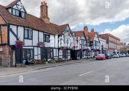 OLD AMERSHAM, Royaume-Uni - 21 SEPTEMBRE 2025 : vue sur la High Street de Old Amersham bordée de vieilles maisons historiques, boutiques et pubs Banque D'Images