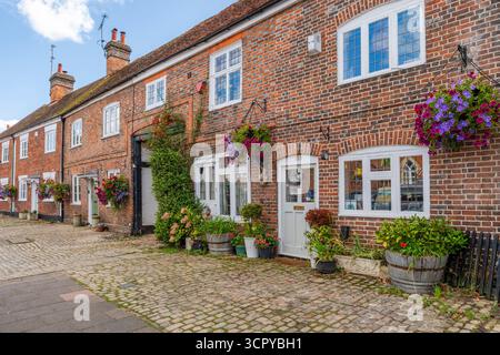 OLD AMERSHAM, Royaume-Uni - 21 SEPTEMBRE 2025 : vue sur les vieilles maisons historiques de Old Amersham décorées de paniers à fleurs Banque D'Images