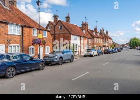 OLD AMERSHAM, Royaume-Uni - 21 SEPTEMBRE 2025 : vue sur la High Street de Old Amersham bordée de vieilles maisons historiques Banque D'Images