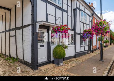 OLD AMERSHAM, Royaume-Uni - 21 SEPTEMBRE 2025 : vue sur les vieilles maisons historiques de Old Amersham décorées de paniers à fleurs Banque D'Images