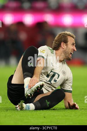 MUNICH, ALLEMAGNE - SEPTEMBRE 26 : Harry Kane du Bayern Muenchen est blessé lors du match de Bundesliga entre le FC Bayern München et le SV Werder Brême à l'Allianz Arena le 26 septembre 2025 à Munich, Allemagne. © diebilderwelt / Alamy Stock Banque D'Images