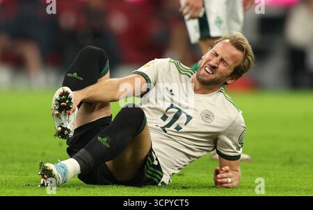 MUNICH, ALLEMAGNE - SEPTEMBRE 26 : Harry Kane du Bayern Muenchen est blessé lors du match de Bundesliga entre le FC Bayern München et le SV Werder Brême à l'Allianz Arena le 26 septembre 2025 à Munich, Allemagne. © diebilderwelt / Alamy Stock Banque D'Images
