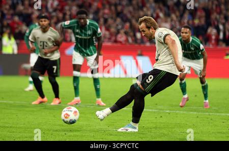 MUNICH, ALLEMAGNE - SEPTEMBRE 26 : Harry Kane du Bayern Muenchen marque le but 2 : lors du match de Bundesliga entre le FC Bayern München et le SV Werder Brême à l'Allianz Arena le 26 septembre 2025 à Munich, Allemagne. © diebilderwelt / Alamy Stock Banque D'Images
