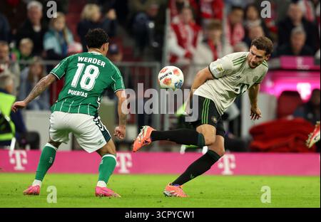 MUNICH, ALLEMAGNE - SEPTEMBRE 26 : Leon Goretzka du Bayern Muenchen affronte Cameron Puertas du Werder Brême lors du match de Bundesliga entre le FC Bayern München et le SV Werder Brême à l'Allianz Arena le 26 septembre 2025 à Munich, Allemagne. © diebilderwelt / Alamy Stock Banque D'Images