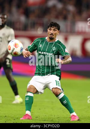 MUNICH, ALLEMAGNE - SEPTEMBRE 26 : Cameron Puertas du Werder Brême court avec un ballon lors du match de Bundesliga entre le FC Bayern München et le SV Werder Brême à l'Allianz Arena le 26 septembre 2025 à Munich, Allemagne. © diebilderwelt / Alamy Stock Banque D'Images