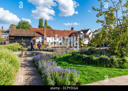 OLD AMERSHAM, Royaume-Uni - 21 SEPTEMBRE 2025 : jardins primés de Old Amersham. Les jardins commémoratifs ont été ouverts en 1949 pour commémorer les héros tombés au combat Banque D'Images