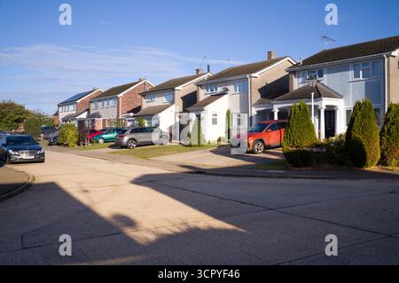 Maisons individuelles modernes avec voitures sur les allées à Great Tey, Essex Banque D'Images