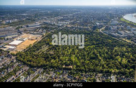 Luftbild, Nordfriedhof mit grünen Bäumen und Friedhof der Jüdischen Gemeinde Düsseldorf K.d.ö.R., Brachfläche des ehemaligen Blumengroßmarkt Düsseldorf EG an der Ulmenstraße, Derendorf, Düsseldorf, Ruhrgebiet, Rhénanie-du-Nord-Westphalie, Deutschland ACHTUNGxMINDESTHONORARx60xEURO *** vue aérienne, cimetière nord avec arbres verts et cimetière de la communauté juive Düsseldorf K d ö R , jachère de l'ancien marché de gros aux fleurs Düsseldorf, par exemple sur Ulmenstraße, Derendorf, Düsseldorf, région de la Ruhr, Rhénanie-du-Nord-Westphalie, Allemagne ACHTUNGxMINDESTHONORARx60xEURO Banque D'Images