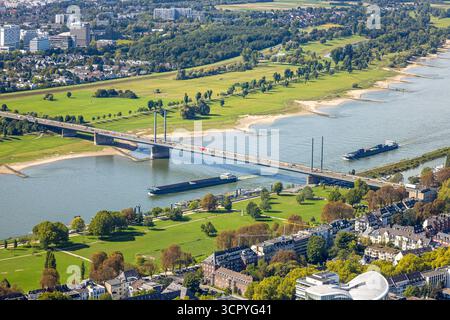 Luftbild, Theodor-Heuss-Brücke und Binnenschifffahrt auf dem Fluss Rhein, vorne Rheinpark Golzheim, hinten Niederkasseler Deich, Niederkassel, Düsseldorf, Ruhrgebiet, Nordrhein-Westfalen, Deutschland ACHTUNGxMINDESTHONORARx60xEURO *** vue aérienne, pont Theodor Heuss et navigation intérieure sur le Rhin, devant Rheinpark Golzheim, derrière Niederkasseler Deich, Niederkassel, Düsseldorf, Ruhrgebiet, Nordrhein Westfalen, Allemagne ACHTUNGxMINDESTHONORARx60xEURO Banque D'Images