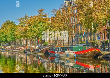 Couleur d'automne sur les arbres bordant les berges du canal à Amsterdam, pays-Bas Banque D'Images