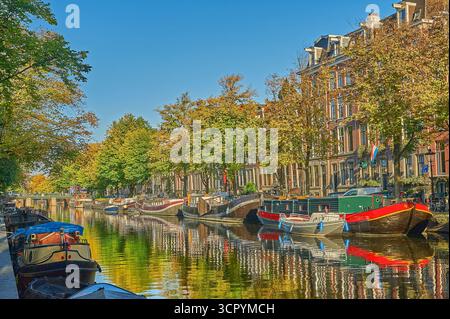 Couleur d'automne sur les arbres bordant les berges du canal à Amsterdam, pays-Bas Banque D'Images