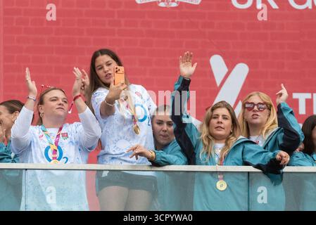 Battersea, Londres, Royaume-Uni. 28 septembre 2025. L’équipe féminine de rugby d’Angleterre s’est jointe à des milliers de supporters dans un parc à l’extérieur de la centrale électrique de Battersea pour célébrer la victoire en finale de la Coupe du monde contre le Canada à Twickenham Banque D'Images