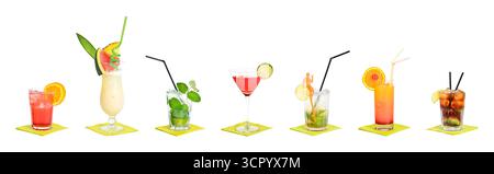 Sept cocktails classiques d'affilée. Boissons alcoolisées célèbres et populaires dans des verres de fantaisie. Banque D'Images