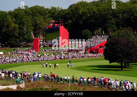 Patrick Cantlay, de Team United States, et Ludvig Aberg, de Team Europe, se classent en 1re place lors des matchs simples du dimanche, le troisième jour de la Ryder Cup 2025 au Bethpage Black course, Farmingdale, New York. Date de la photo : dimanche 28 septembre 2025. Banque D'Images