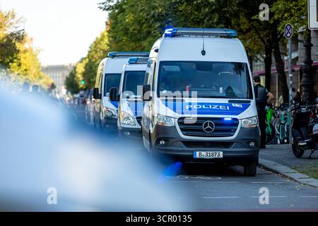 Friedendemonstration für Gaza unter dem devise tous les yeux sur Gaza Stoppt den Genozid Deutschland, Berlin AM 27.09.2025, Polizeistreifen unter den Linden. *** Manifestation de paix pour Gaza sous le slogan tous les yeux sur Gaza arrêtez le génocide Allemagne, Berlin le 27 09 2025 patrouille de police sous le Linden Banque D'Images