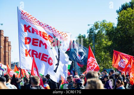 Friedendemonstration für Gaza unter dem motto tous les yeux sur Gaza Stoppt den Genozid Deutschland, Berlin AM 27.09.2025 : Fahne mit Schriftzug Krieg dem Krieg . *** Manifestation de paix pour Gaza sous le slogan tous les yeux sur Gaza arrêtez le génocide Allemagne, Berlin le 27 09 2025 drapeau avec lettrage Guerre contre Guerre Banque D'Images
