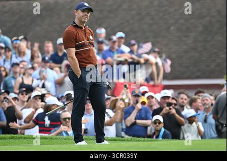 Farmingdale, États-Unis. 27 septembre 2025. L'Irlandais Rory McIlroy de Team Europe attend de monter sur le 13e trou lors de la deuxième journée de compétition de la Ryder Cup 2025, au Bethpage Black course, Farmingdale, NY, le 27 septembre 2025. (Photo par Anthony Behar/SipaUSA) crédit : Sipa USA/Alamy Live News Banque D'Images