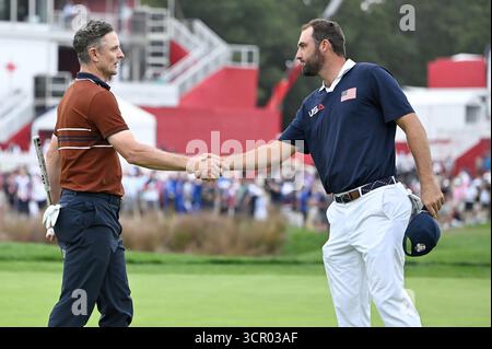 Farmingdale, États-Unis. 27 septembre 2025. Justin Rose (l) de Team Europe serre la main de Scottie Scheffler de Team USA lors du 16e green le deuxième jour de compétition de la Ryder Cup 2025, au Bethpage Black course, Farmingdale, NY, le 27 septembre 2025. (Photo par Anthony Behar/SipaUSA) crédit : Sipa USA/Alamy Live News Banque D'Images
