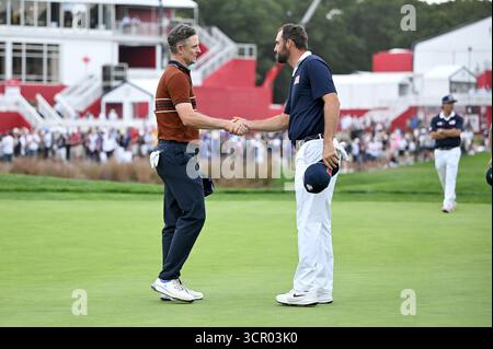 Farmingdale, États-Unis. 27 septembre 2025. Justin Rose (l) de Team Europe serre la main de Scottie Scheffler de Team USA lors du 16e green le deuxième jour de compétition de la Ryder Cup 2025, au Bethpage Black course, Farmingdale, NY, le 27 septembre 2025. (Photo par Anthony Behar/SipaUSA) crédit : Sipa USA/Alamy Live News Banque D'Images
