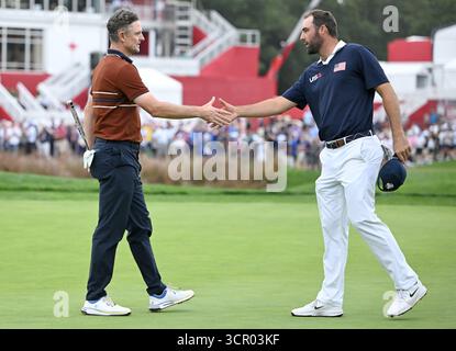 Farmingdale, États-Unis. 27 septembre 2025. Justin Rose (l) de Team Europe serre la main de Scottie Scheffler de Team USA lors du 16e green le deuxième jour de compétition de la Ryder Cup 2025, au Bethpage Black course, Farmingdale, NY, le 27 septembre 2025. (Photo par Anthony Behar/SipaUSA) crédit : Sipa USA/Alamy Live News Banque D'Images
