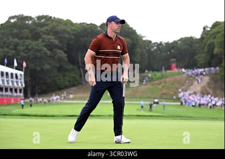Farmingdale, États-Unis. 27 septembre 2025. L'Irlandais Rory McIlroy de Team Europe réagit après avoir mis le 16e trou vert lors de la deuxième journée de compétition de la Ryder Cup 2025, au Bethpage Black course, Farmingdale, NY, le 27 septembre 2025. (Photo par Anthony Behar/SipaUSA) crédit : Sipa USA/Alamy Live News Banque D'Images
