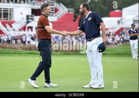 Farmingdale, États-Unis. 27 septembre 2025. Justin Rose (l) de Team Europe serre la main de Scottie Scheffler de Team USA lors du 16e green le deuxième jour de compétition de la Ryder Cup 2025, au Bethpage Black course, Farmingdale, NY, le 27 septembre 2025. (Photo par Anthony Behar/SipaUSA) crédit : Sipa USA/Alamy Live News Banque D'Images