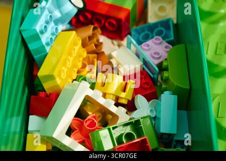 Tyumen, Russie-8 juillet 2025 : blocs de construction colorés Lego disposés dans un conteneur vert présentant une créativité sans fin Banque D'Images