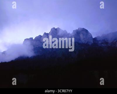 Atmosphère matinale unique dans les Alpes suisses avec brouillard qui dérive à travers les vallées et les crêtes de montagne de Niederhorn et Justistal, Suisse Banque D'Images